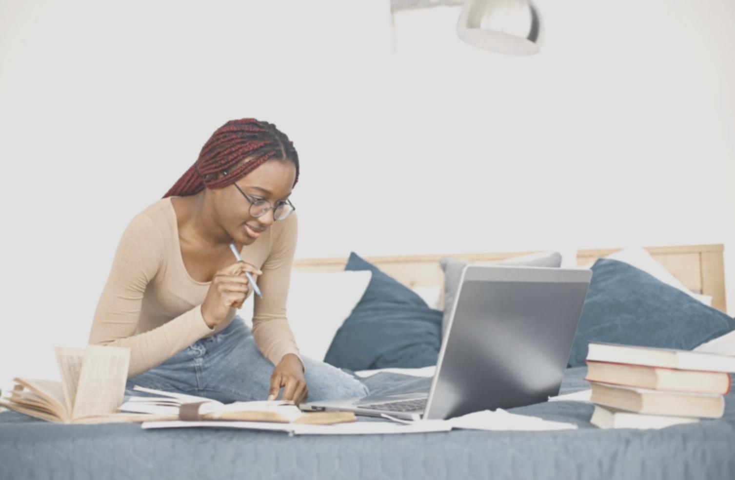 Sessione di formazione beauty con studente che applica makeup per shooting fotografico